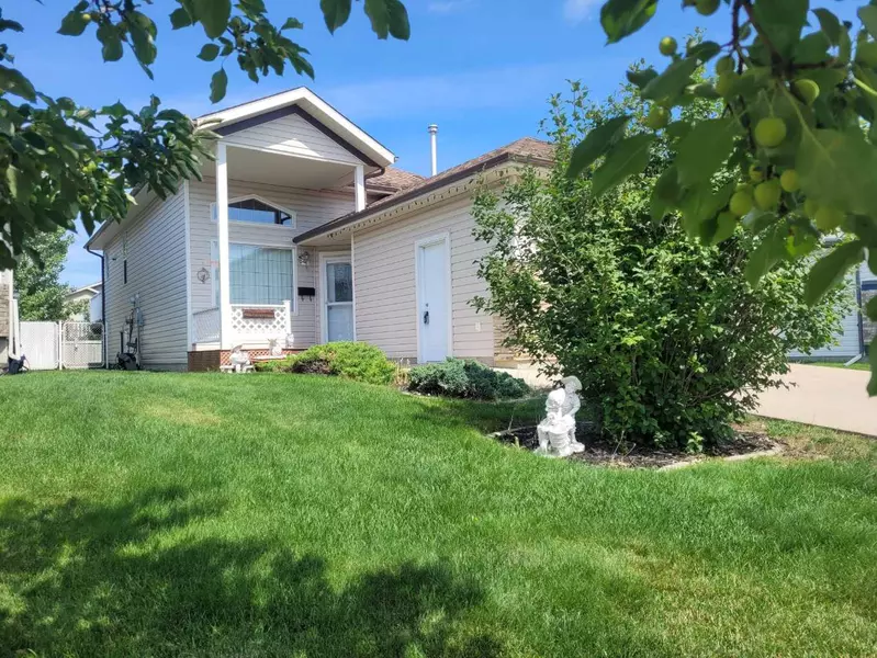 10728 74 AVE, Grande Prairie, AB T8W 2T2