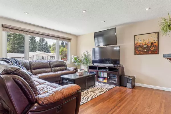 Calgary, AB T2V 2Z3,320 Haddon RD SW