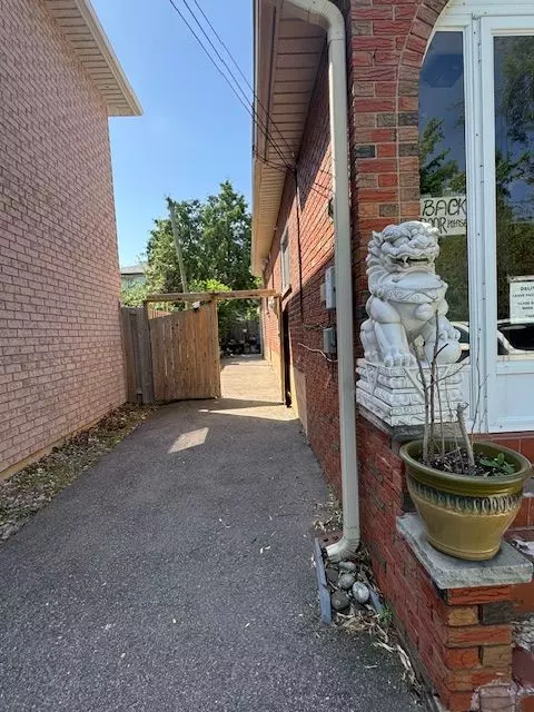 Toronto W04, ON M9N 1S8,37 Dee AVE