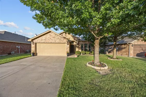 221 Spring Hollow Drive, Saginaw, TX 76131