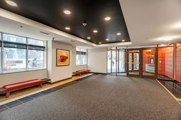Ottawa Centre, ON K1N 6R4,445 Laurier AVE W #1403