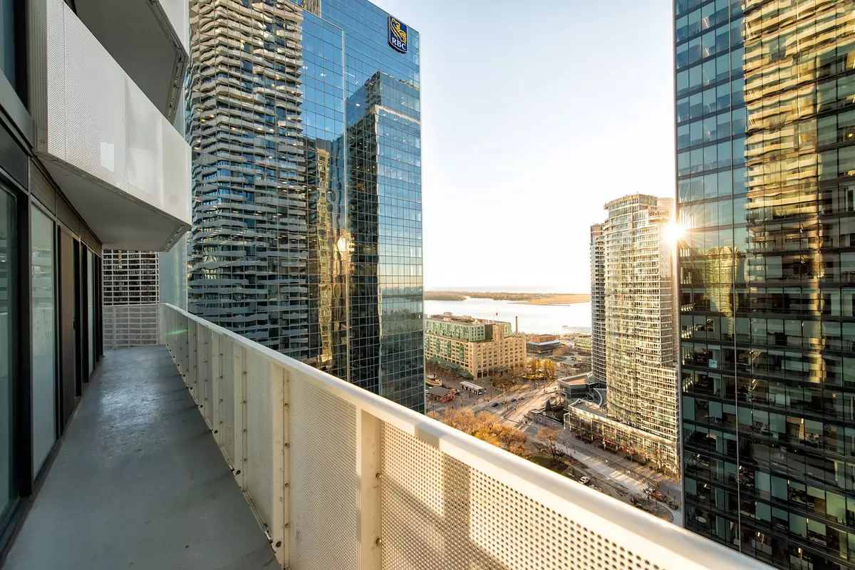 Toronto C01, ON M5J 1B7,88 Harbour ST #2610