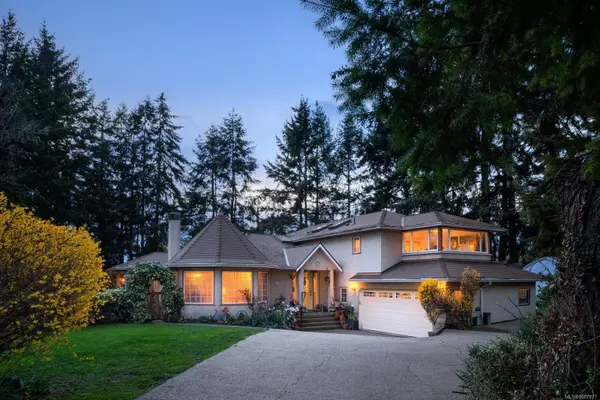 2832 Cadboro Bay Rd, Oak Bay, BC V8R 5J9