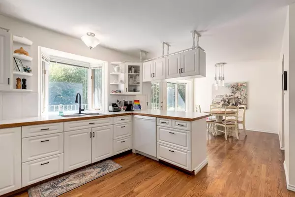 Calgary, AB T2J 2G6,912 Mapleglade DR SE