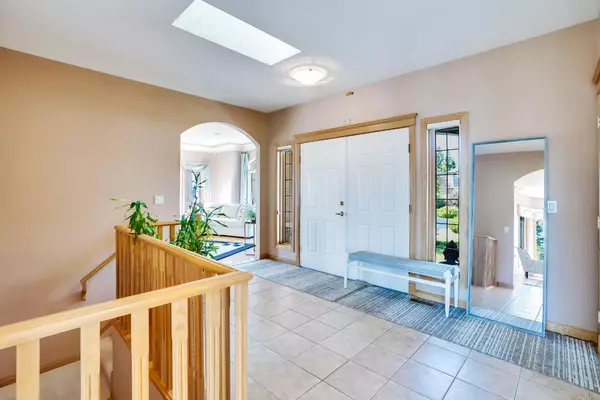 Calgary, AB T3H 4R1,63 Discovery Ridge PT SW