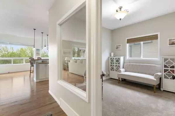 Calgary, AB T3B 0C4,46 Crestbrook HL SW