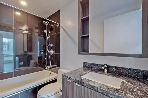 Toronto C01, ON M5V 0N5,125 Blue Jays WAY #908