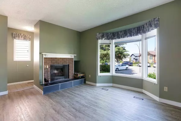 Calgary, AB T2J 5Z6,14 Deermeade Bay SE