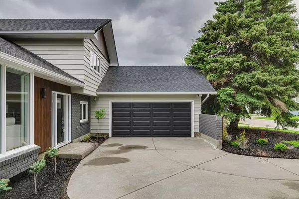 Calgary, AB T2J 1R3,10727 Willowfern DR Southeast