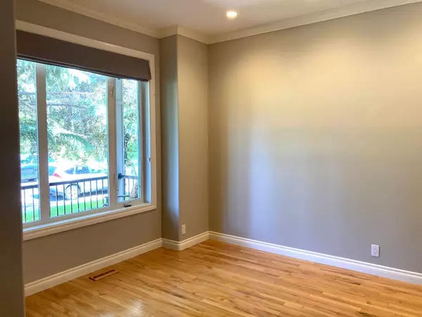 Calgary, AB T2T 1S6,1719 31 AVE SW