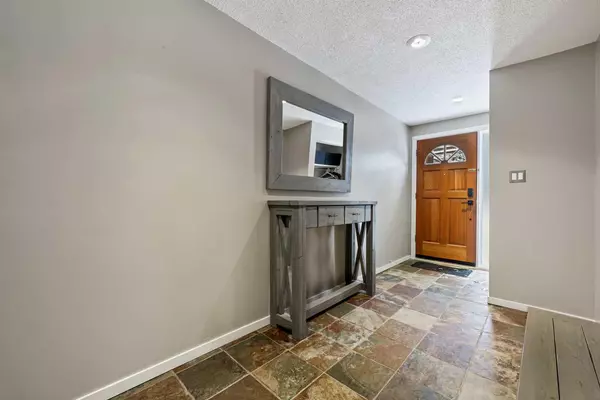 Calgary, AB T3E 5K8,3130 66 AVE SW #610