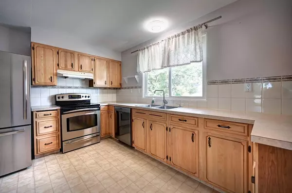 Calgary, AB T2W 1L7,1004 Cantabrian DR SW