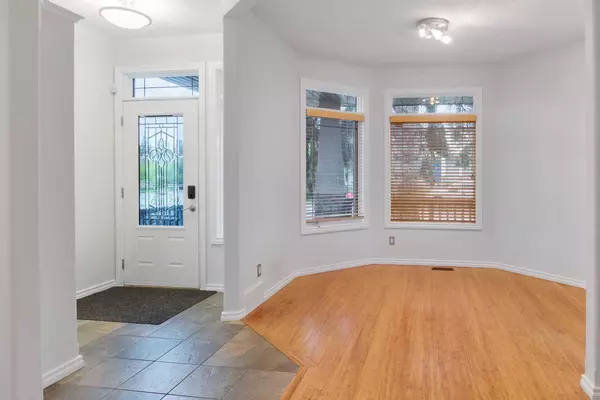 Calgary, AB T2T 1X4,2445 32 AVE SW