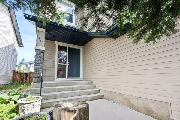 Calgary, AB T2X3X2,16 Chapalina Common SE