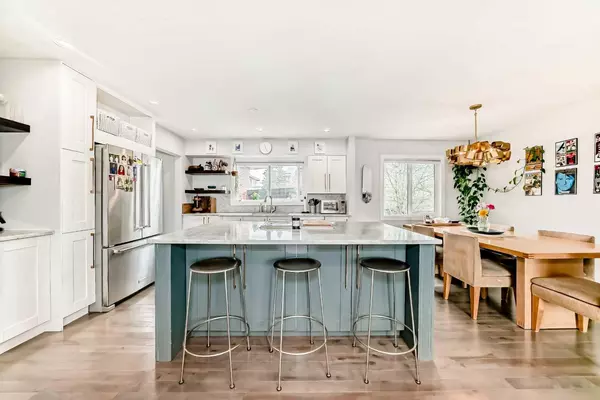 Calgary, AB T2V 2L3,52 Kentish DR Southwest