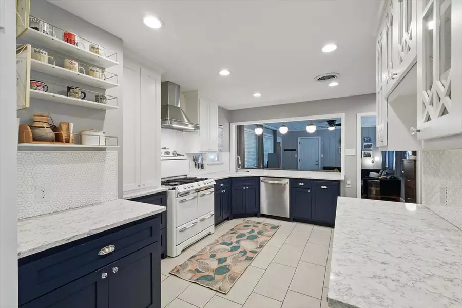 2403 W Colorado Boulevard, Dallas, TX 75211
