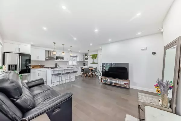 Calgary, AB T3C 2P6,5039 Waverley DR SW