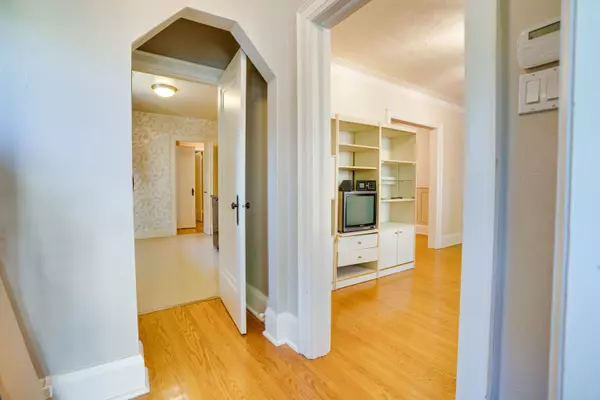 Toronto C04, ON M5N 2M2,134 Latimer AVE