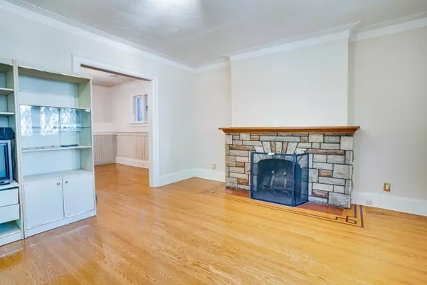 Toronto C04, ON M5N 2M2,134 Latimer AVE