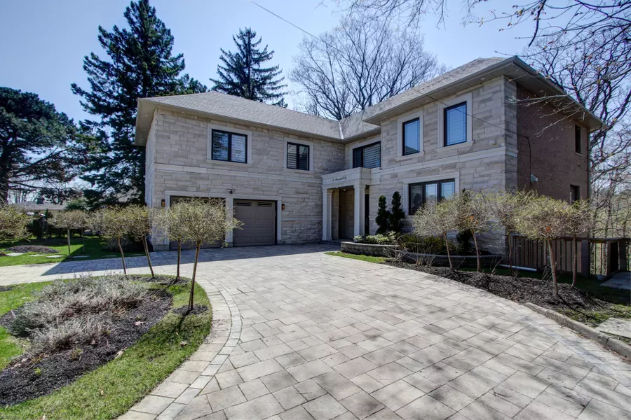 10 Moorehill DR, Toronto C11, ON M4G 1A1
