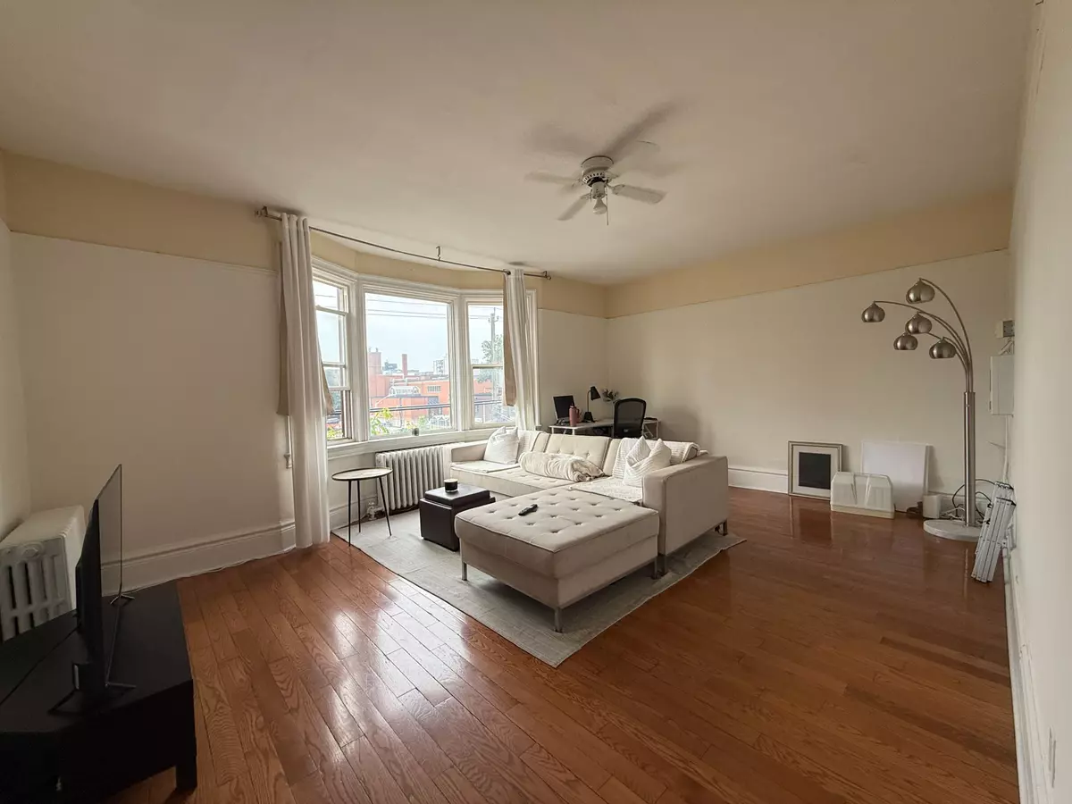 Toronto W01, ON M6K 1M2,1436 Queen ST W #3rd floor