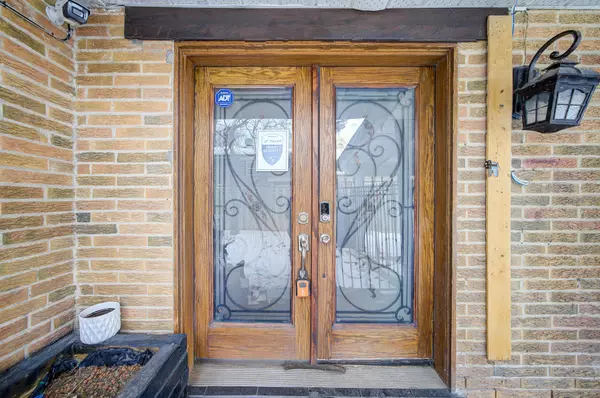 61 Kingslake RD, Toronto C15, ON M2J 3E4