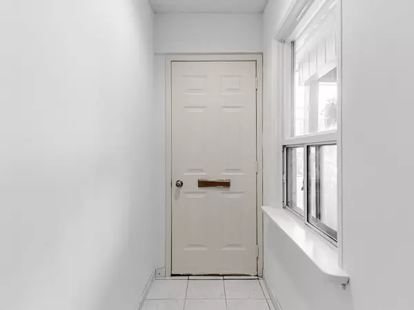 Toronto C02, ON M6G 3W1,1188 Ossington AVE