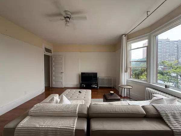 Toronto W01, ON M6K 1M2,1436 Queen ST W #3rd floor