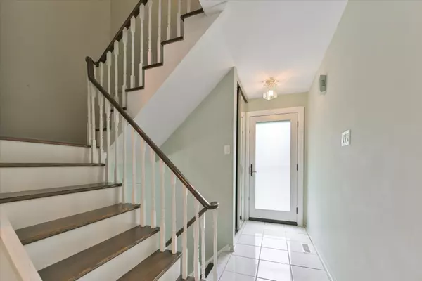 Toronto W08, ON M9A 4Y9,1395 Royal York RD #33