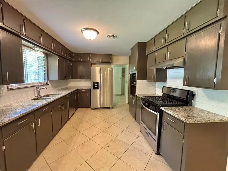 1121 Park Center Street, Benbrook, TX 76126
