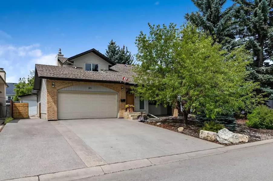 35 Woodmont CRES SW, Calgary, AB T2W 4N2