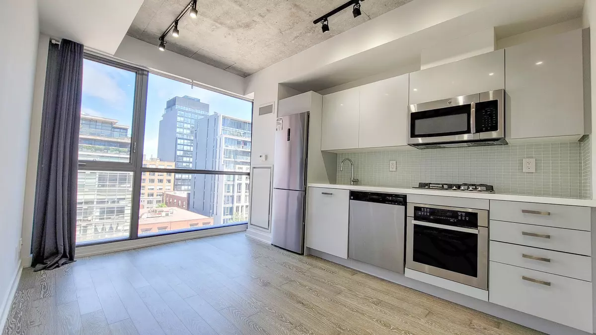 Toronto C01, ON M5V 0M8,39 Brant ST #704