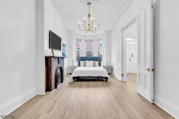 64 Oak St, Jersey City, NJ 07304