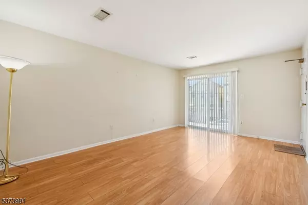 Newark City, NJ 07105,272-276 Walnut St #21G