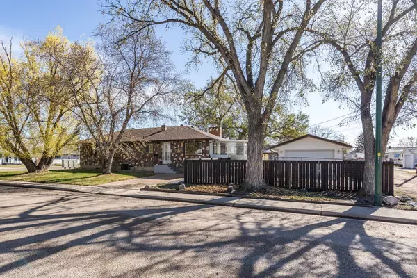 Medicine Hat, AB T1A 6V9,188 Burns CRES NW