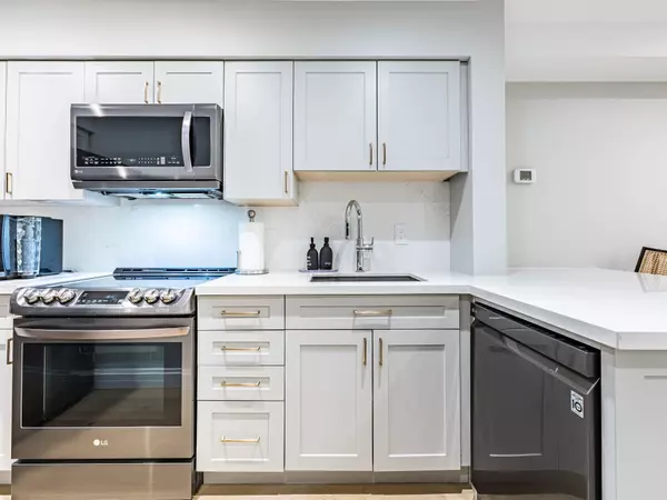 Toronto C02, ON M5R 3S7,217 St George ST #8