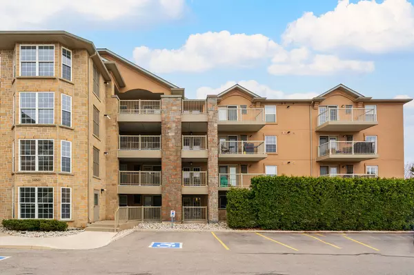 1460 Bishops Gate #212, Oakville, ON L6M 4N5