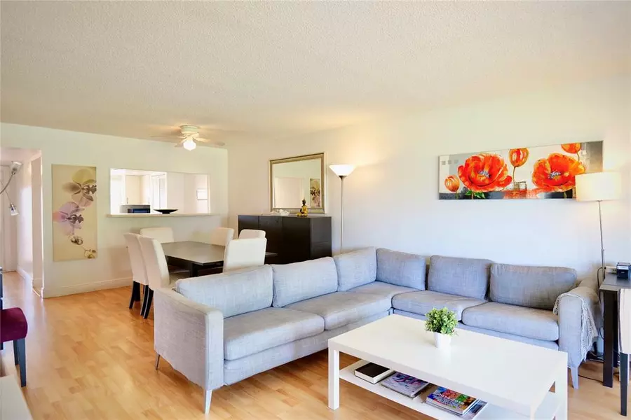 9721 Sunrise Lakes Blvd #203, Sunrise, FL 33322