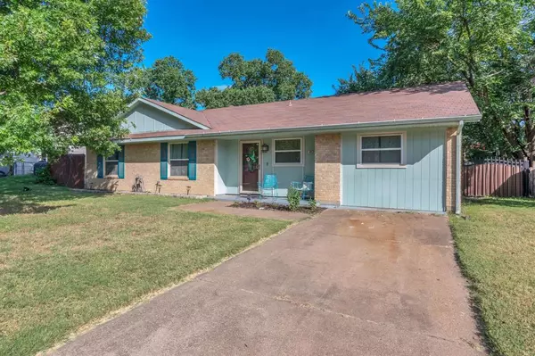 825 James Street, Azle, TX 76020