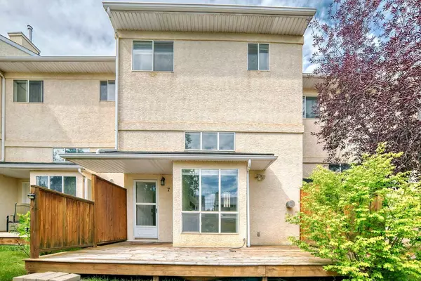 7 Millrose PL SW, Calgary, AB T2Y 3J6