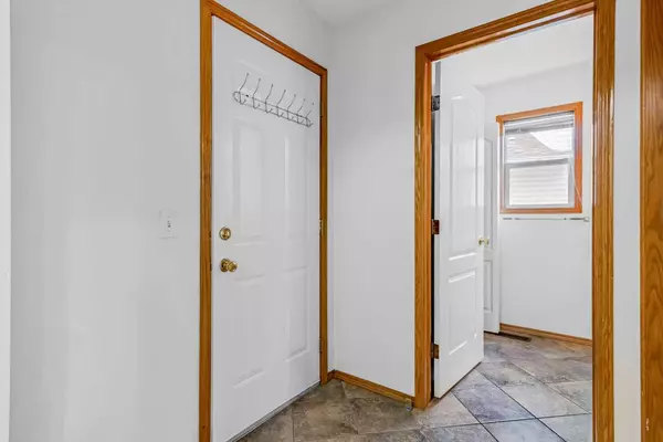 Calgary, AB T1Y 6Y2,131 Fresno PL NE