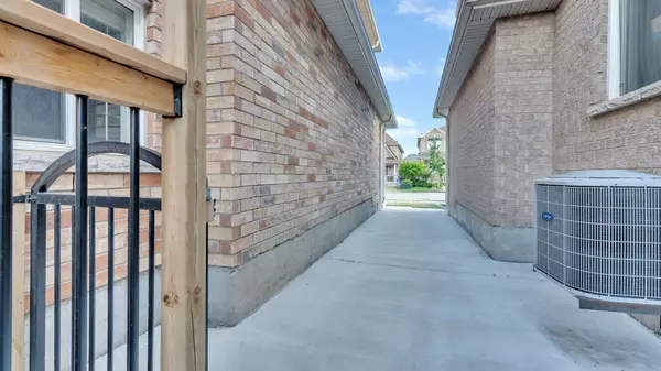 Whitby, ON L1N 8Y5,4 Oceanpearl CRES