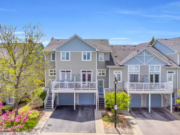 1056 On Bogart CIR, Newmarket, ON L3Y 8T4