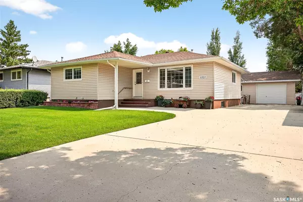 1321 Queen CRESCENT, Moose Jaw, SK S6H 3G5