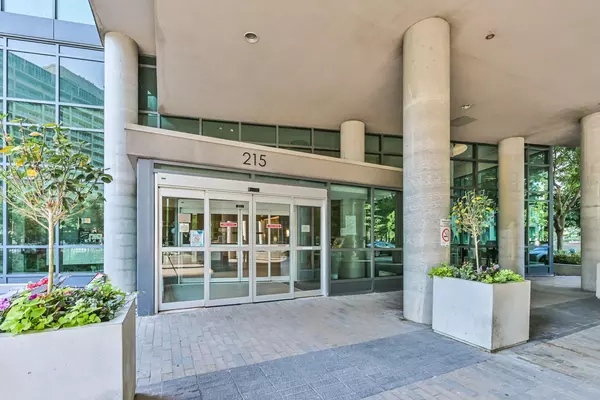 Toronto C01, ON M5V 4A2,215 Fort York BLVD #702