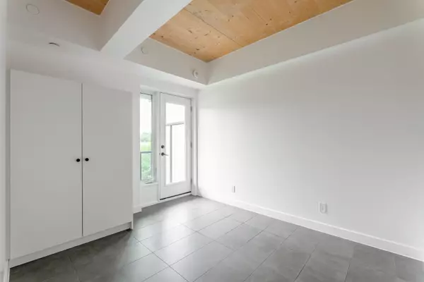Toronto E01, ON M4L 1E5,1598 Queen ST E #401