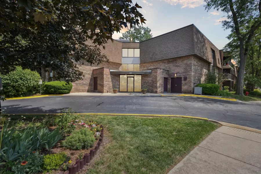 907 S Williams Street Apt 206, Westmont, IL 60559