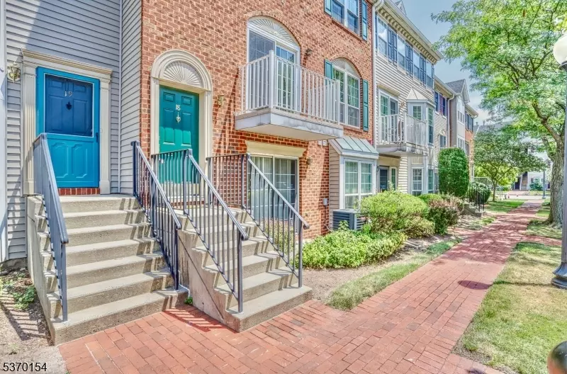 18 Dogwood St, Jersey City, NJ 07305
