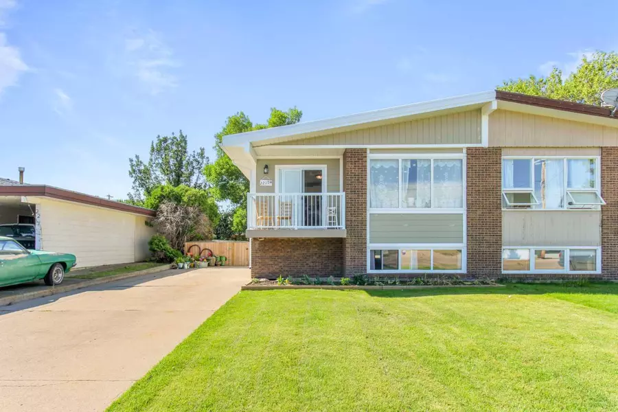 2219A 21 AVE, Coaldale, AB T1M1J1