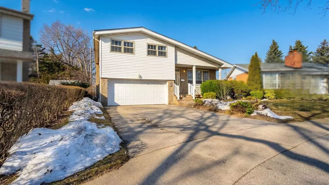 2252 Kilgorie CT, Mississauga, ON L4Y 1X5